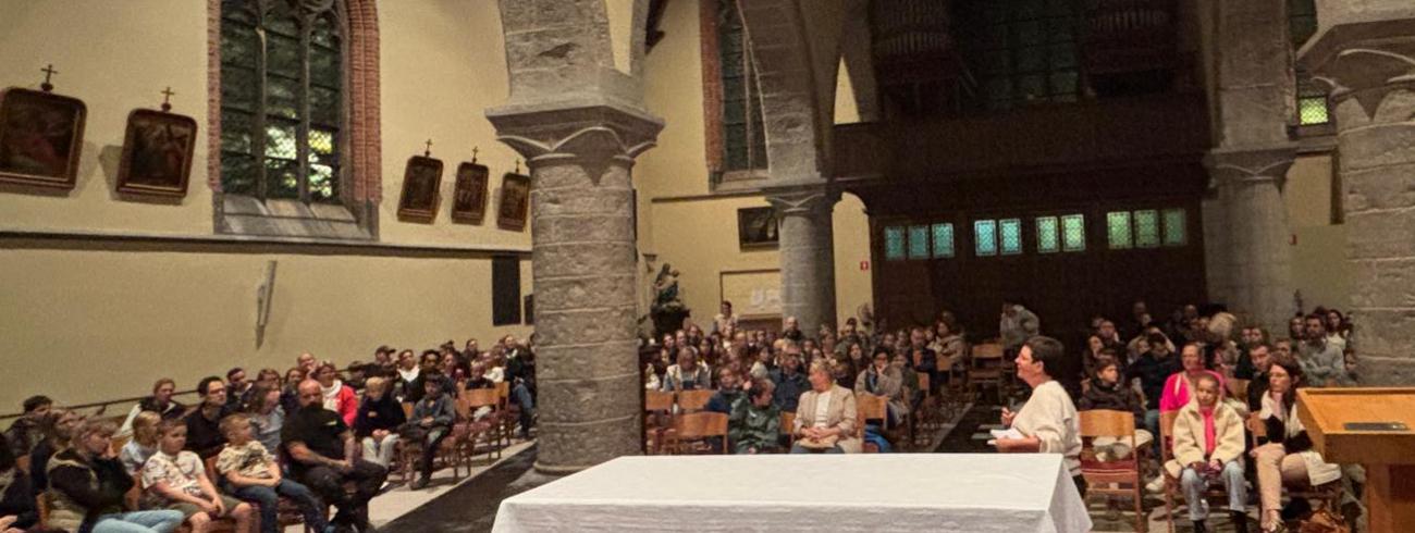 Op het einde van de avond vallen we samen stil met ouders en  vormelingen. 