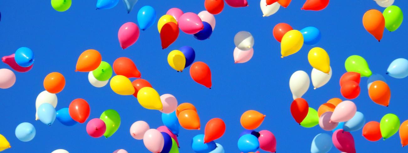 12 ballons in de lucht bij de eerste communie 