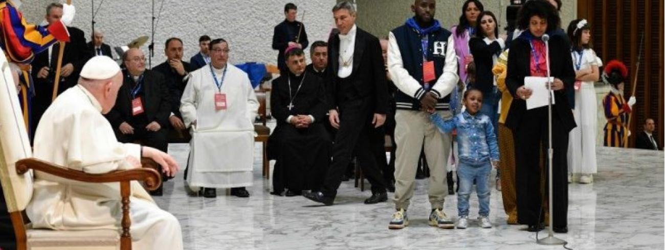 De audiëntie van paus Franciscus met de vluchtelingen die via humanitaire corridors Europa konden bereiken © VaticanMedia