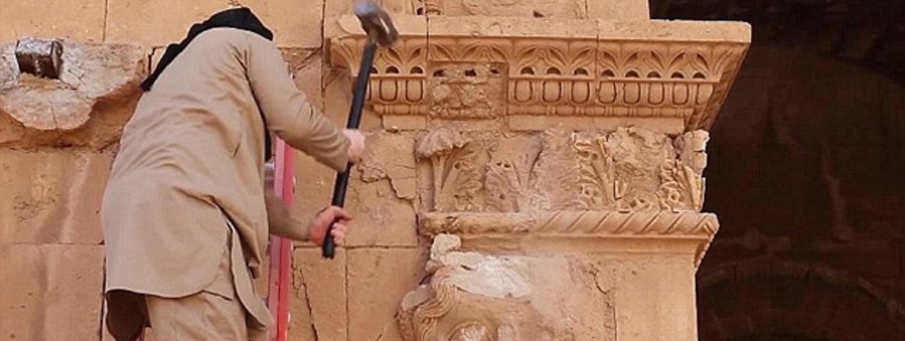 IS-strijder verwoest Baal-beeld in Palmyra. 