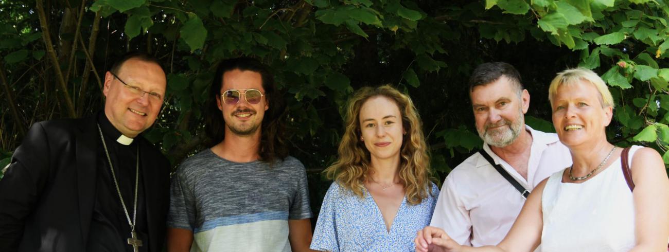 Bisschop Jacek tijdens de picknick. 