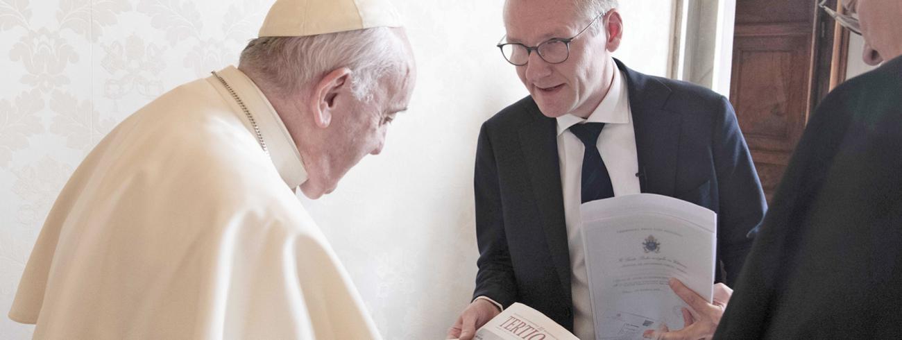De goede eigenschappen van een journalist zijn volgens paus Franciscus “luisteren, vertalen en doorgeven, want je moet altijd vertalen, nietwaar? Maar eerst luisteren.”  © Vatican Media