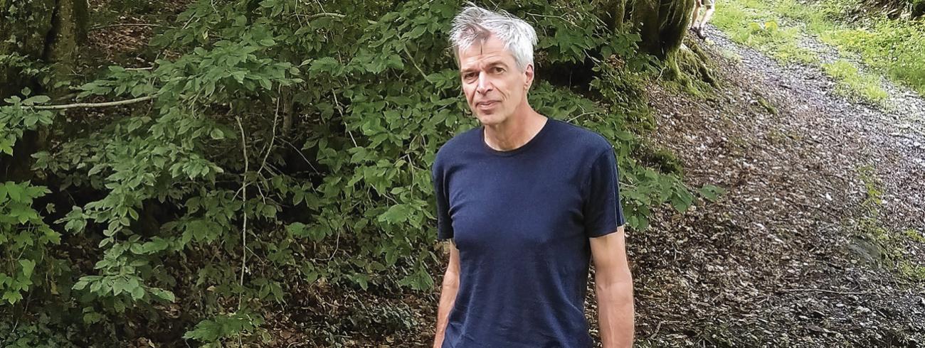 Filosoof Ben Schomakers vergelijkt het leven met een rivier: “Soms wil je gewoon stromen, maar op andere momenten wil je op een brug staan en je leven overzien. Je kunt dan het gevoel hebben: alles heeft hiertoe geleid.”  © lc