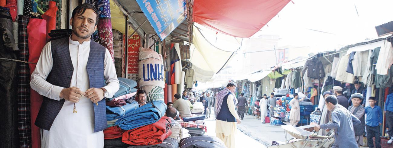 Een jonge Afghaan keerde via het programma voor vrijwillige terugkeer terug naar zijn land en opende met een vriend in de hoofdstad Kabul een stoffenwinkel.  © Fedasil / IOM