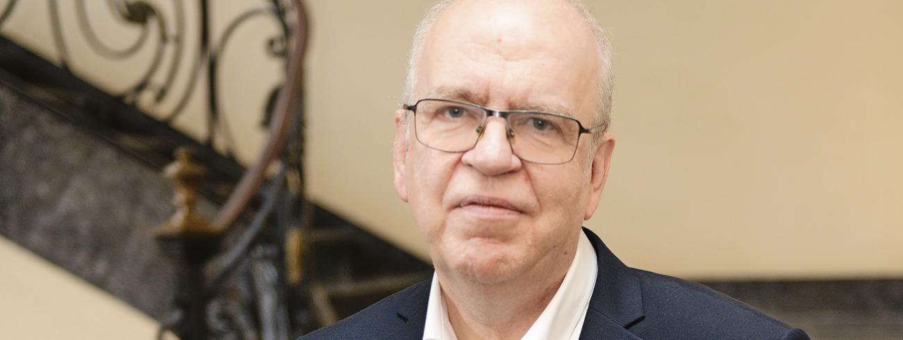 “Blijkbaar heeft het Vaticaan telkens opnieuw schrik om zich tegen de machthebbers uit te spreken, uit vrees haar katholieke organisaties te verliezen. Maar de vraag is: tegen welke prijs?”, zegt Reimund Bieringer   © Luc Gordts