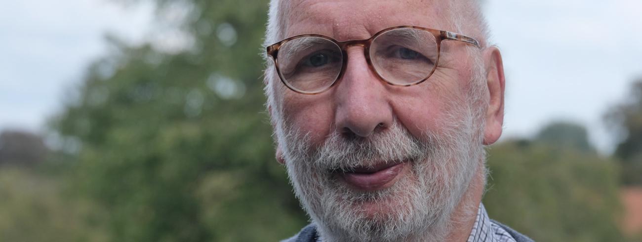 “De centrumpartijen gaan allemaal op elkaar lijken”, zegt Jan Hertogen. “Ze hebben allemaal een ideologische transitie gekend naar neoliberalisme en privatisering, met als gevolg collectief egoïsme, racisme en uitsluiting van de zwaksten.” © jvdv