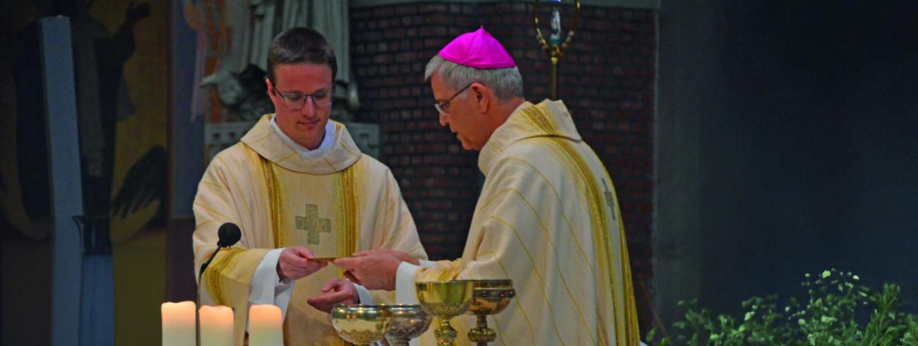 Op Hemelvaartsdag vorig jaar wijdde bisschop Johan Bonny Wouter Druwé tot diaken in de basiliek van Edegem. © Dirk Van de Poel