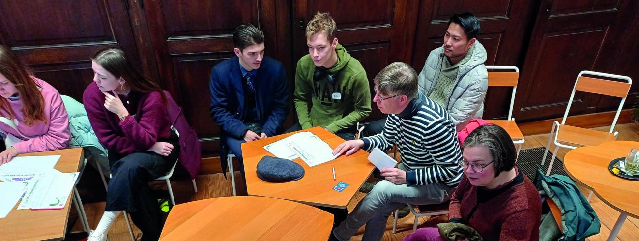 Op 14 februari verzamelden de catechumenen en hun begeleiders in de kathedraal. Ze ontmoetten er bisschop Bonny, kregen duiding van Ella Deweerdt van Kamino en werden vakkundig rondgeleid door Chris Van Vliet. Een vruchtbare namiddag! © Saskia van den Kieboom