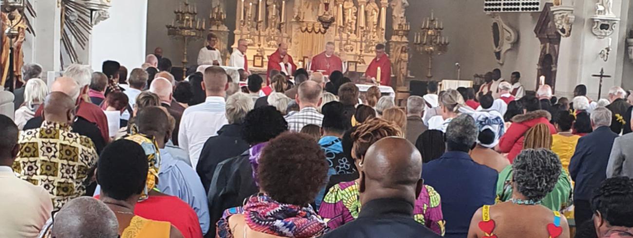 De eerste internationale viering in Turnhout, in de kerk van het Heilig Kruis in het begijnhof op het pinksterfeest op 6 juni, werd fel gesmaakt. © Veerle Hardy