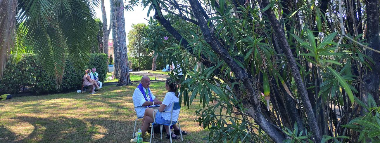 In de rustige setting van de tuin van het Belgisch college in Rome konden jongeren vrijblijvend een verzoeningsgesprek voeren met een priester, zoals norbertijn Eric Seghers. © Kamino