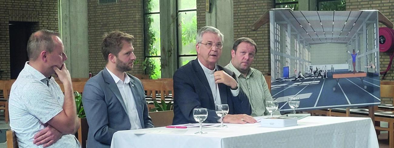 Op een persconferentie eind juni in de kerk Sint-Jan Maria Vianney in Wilrijk lichtte bisschop Bonny de stand van zaken toe op het vlak van herbestemming van kerken in het bisdom De locatie was geen toeval, want de kerk zelf wordt herbestemd als turnkerk. © Ilse van Halst