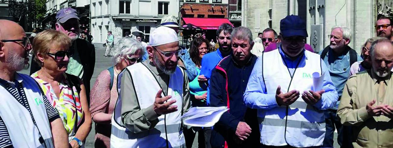 Imam Karam voor de kathedraal van Antwerpen. © Karam