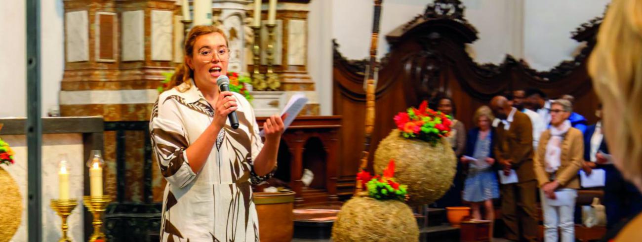 Marilène begeleidt een vormselviering. ©  wHAjo