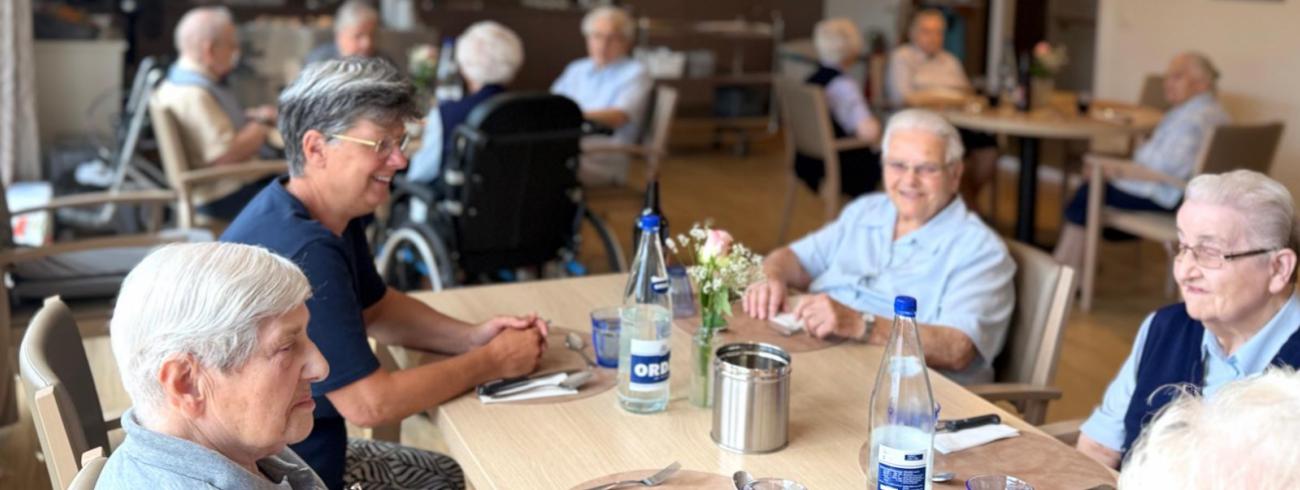 Kristien Verschueren maakt kennis met de zusters van het Heilig Hart van Maria in Berlaar. ©  Annemie Verscuren