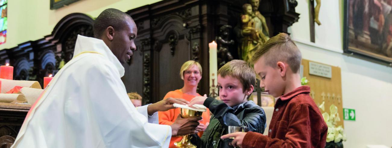 Priester Vincent ging voor in een viering met eerstecommunicanten in 2021 in Oud-Turnhout © Foto's Mutebi