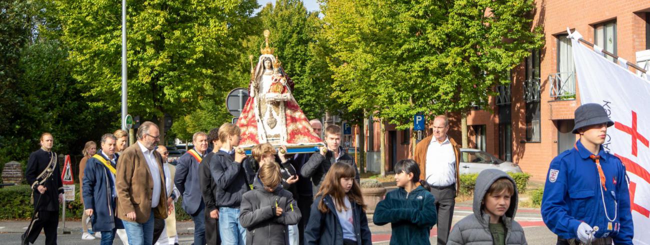 De heropgerichte Broederschap van de Heilige Rozenkrans organiseerde in oktober een Kleine Ommegang in Schoten. Zo kwam de Rozenkransmadonna voor het eerst in 57 jaar terug onder de mensen. © Vera Smet