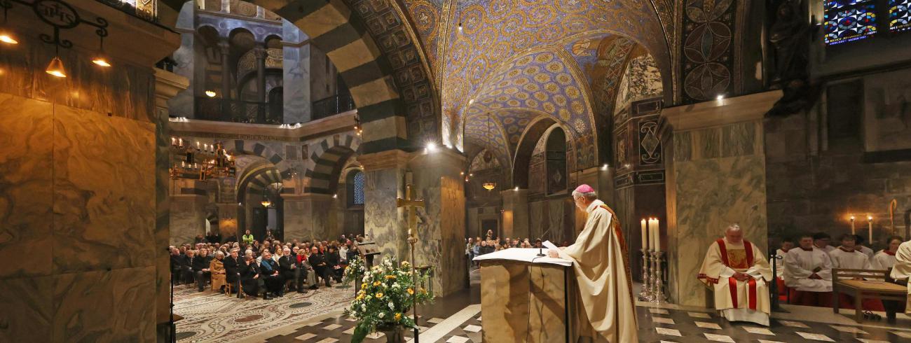 Op de laatste zondag van januari  was bisschop Bonny uitgenodigd als hoofdcelebrant in de feestelijke pontificale viering in de dom van Aken ter gelegenheid van het Karlsfest, de sterfdag van Karel de Grote.  © Ilse Van Halst