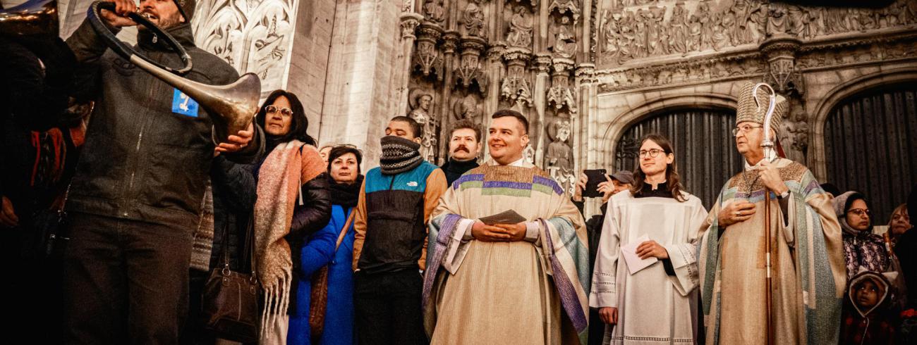 . Kersvers gewijd priester Mick Huybrechts treedt naar buiten uit de Onze-Lieve-Vrouwekathedraal  © Felix Rabou