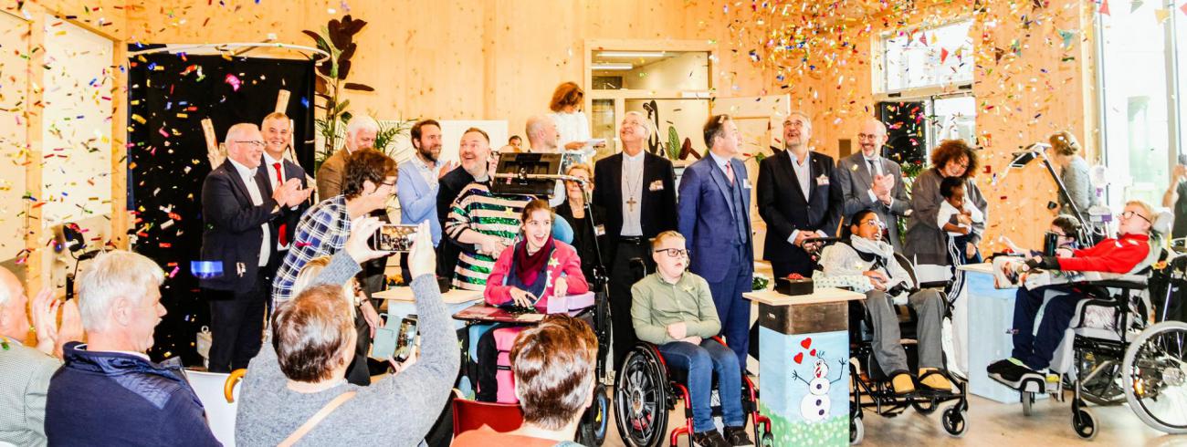 Het regent glitters. 21 oktober was een feestelijke dag voor Ekeren. Dan zegende bisschop Bonny de gloednieuwe zorgcampus Rozemaai. Die herbergt scholen voor buitengewoon onderwijs BuBaO het Sas, Buso De Tjalk en MFC Heder. © G. Minsen