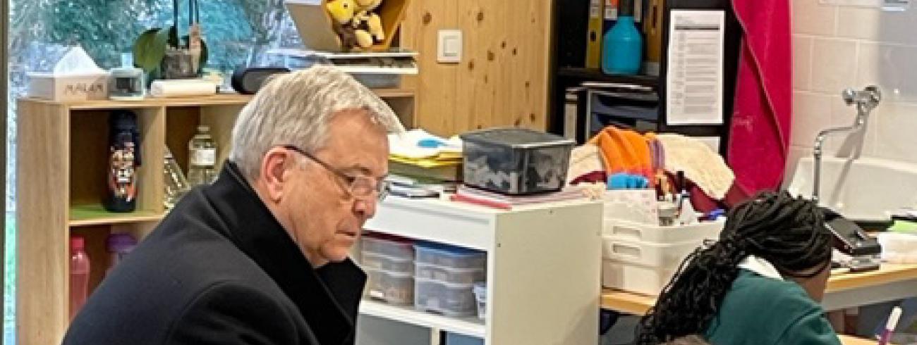 Met bisschop Bonny kreeg de school hoog bezoek. De directie en leerkrachten van de kleuter- en basisschool Groenendaal hadden hem uitgenodigd om in gesprek te gaan. © Groenendaal