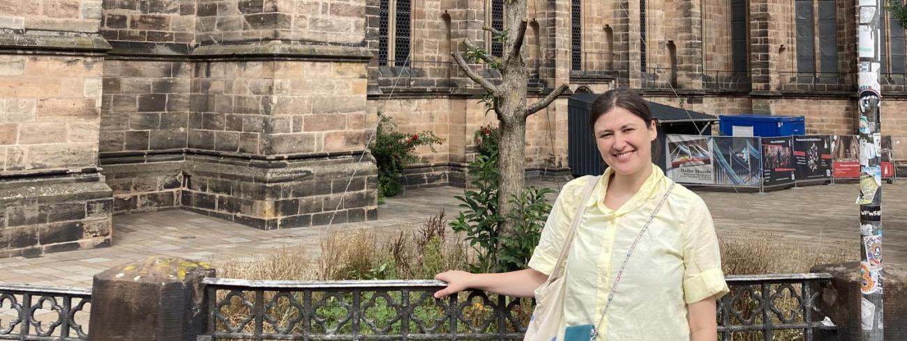 Liselotte aan kerk © Can den Hout