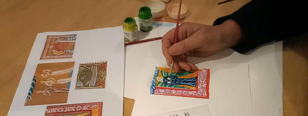 In de abdij van Maredsous vinden op geregelde tijdstippen workshops plaats waarin elke geïnteresseerde zich mag wagen aan het ‘illumineren’, aan het creatief aan de slag gaan met de visioenen van Hildegard © Filip Zutterman