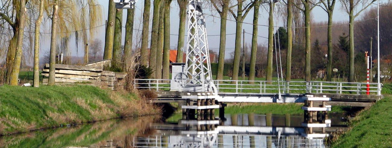 Het brugje over een kanaal in Spiere © Letangre Charles, CC BY-SA 3.0, via Wikimedia Commons