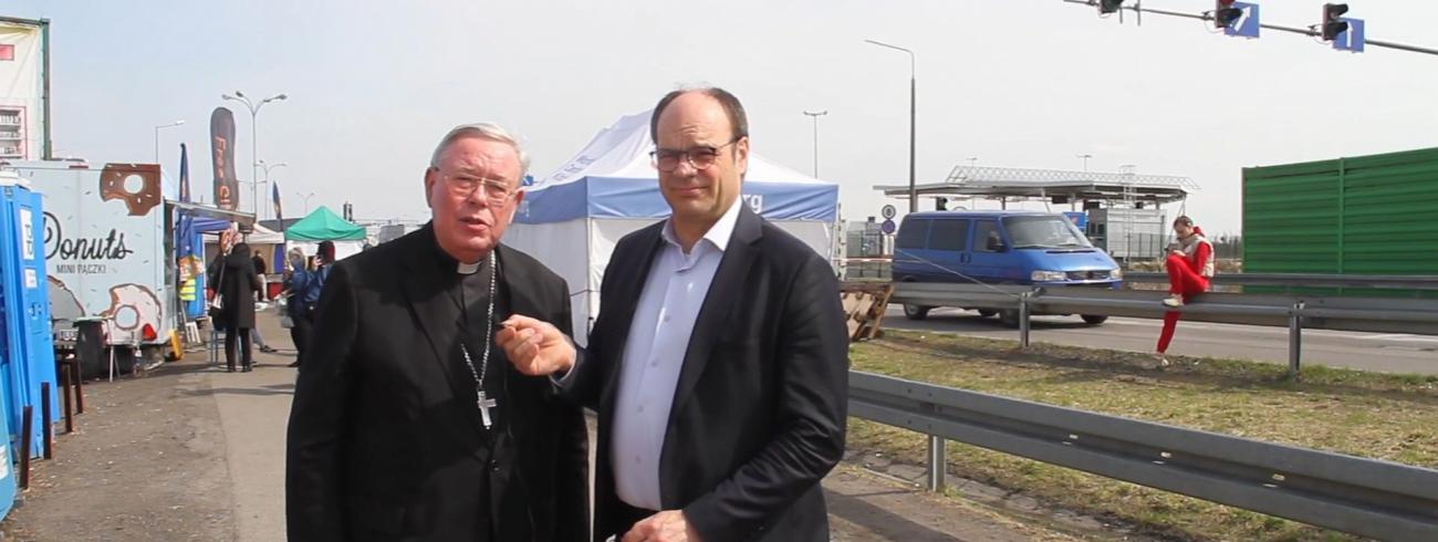 CEK-voorzitter Christian Krieger en kardinaal Jean-Claude Hollerich sj aan de Pools-Oekraïinse grens © Comece