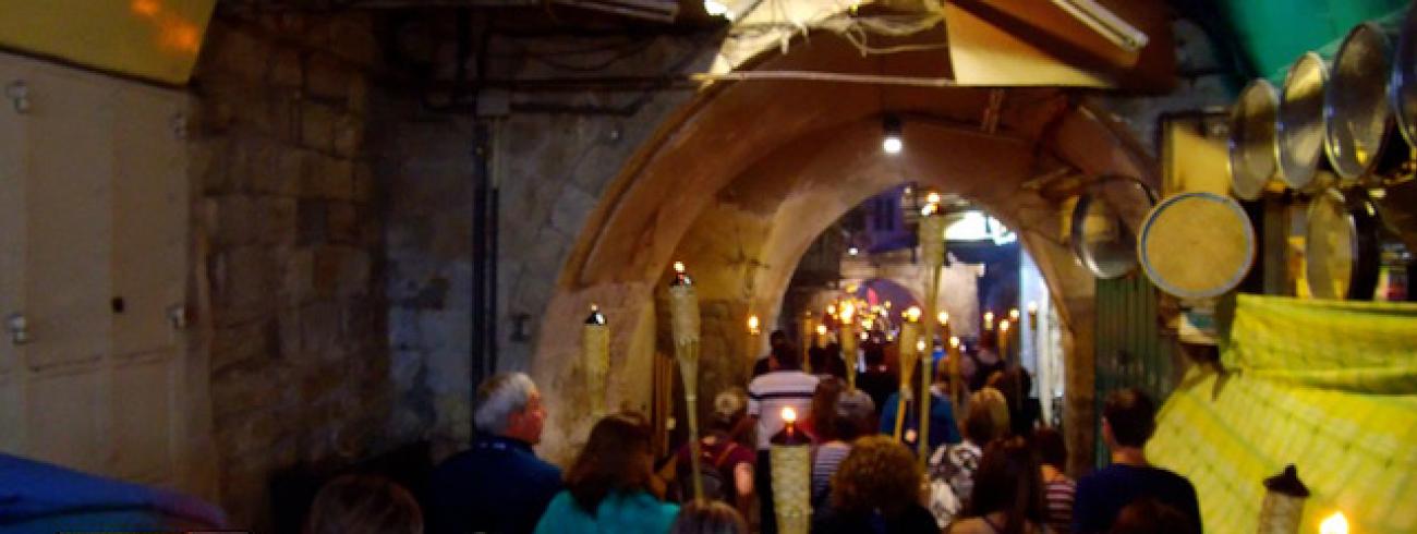 Christelijke pelgrims in de oude stad van Jerusalem © Christian Media Center/Custodie Heilige Land