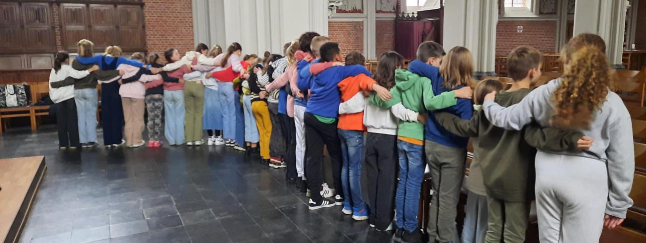 Schouder aan schouder. Zo laten de vormelingen zien dat ze willen meewerken aan een samenleving waar armoede geen plaats heeft  © Parochie Hulshout