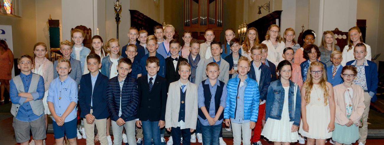 Onze 41 vormelingen na hun vormselviering. 