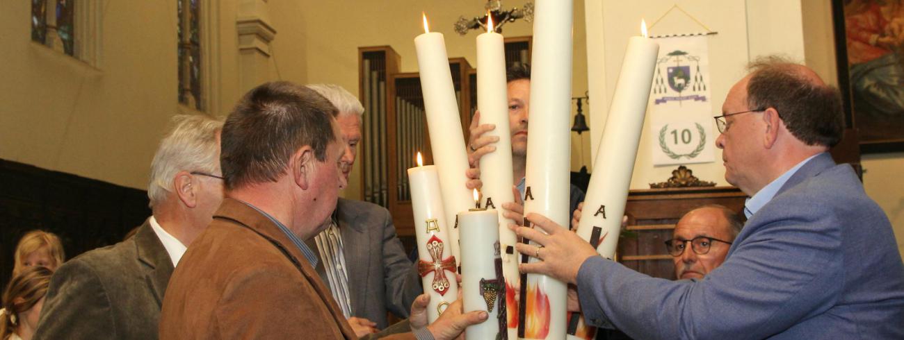 De paaskaarsen werden in het doopwater gedoopt en zullen in de zeven kerken van de pastorale eenheid gedurende het volgende jaar het licht van Christus doorgeven in allerlei vieringen. 