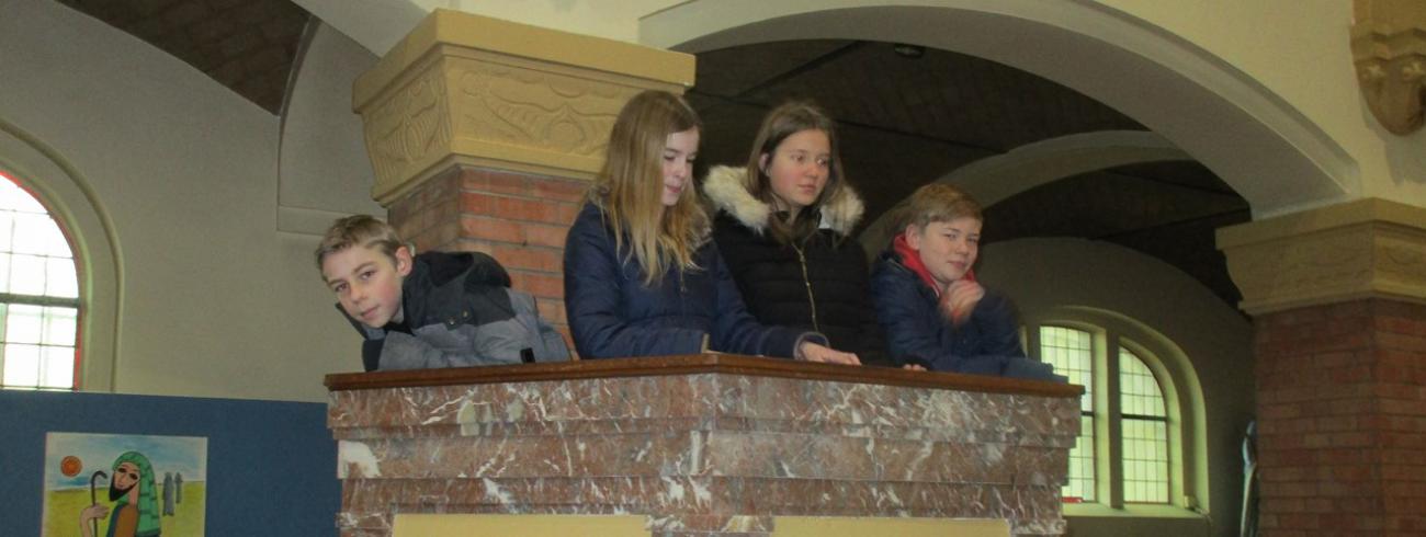 Vormelingen Rooierheide bezoeken de kerk 