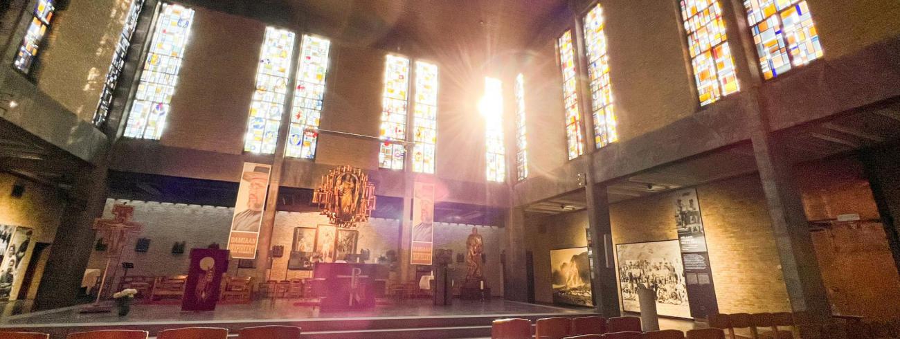 Damiaankerk in het licht © Café Emmaüs