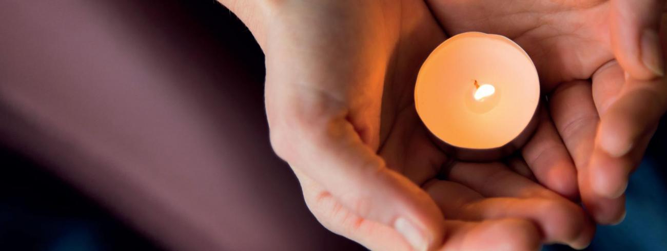 Een vlammetje voor jou. Goed nieuws! Afbeelding van het adventskaartje dat voor jou gedurende deze Advent ter beschikking ligt in onze kerken.  © Halewijn