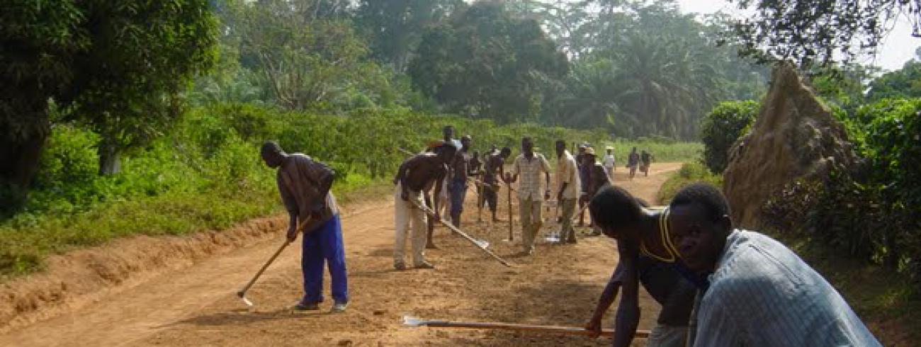 Inwoners van de Congolese Evenaarsprovincie verharden een weg in de brousse. Hun manier om te werken aan toekomst die mensen verbindt? ©  Congodorpen