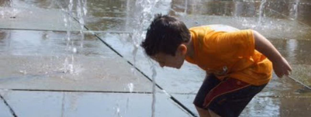 Water, bron, verfrissing, zich laven, genieten, onbezorgd kind zijn, ... © Danny Maenhaut