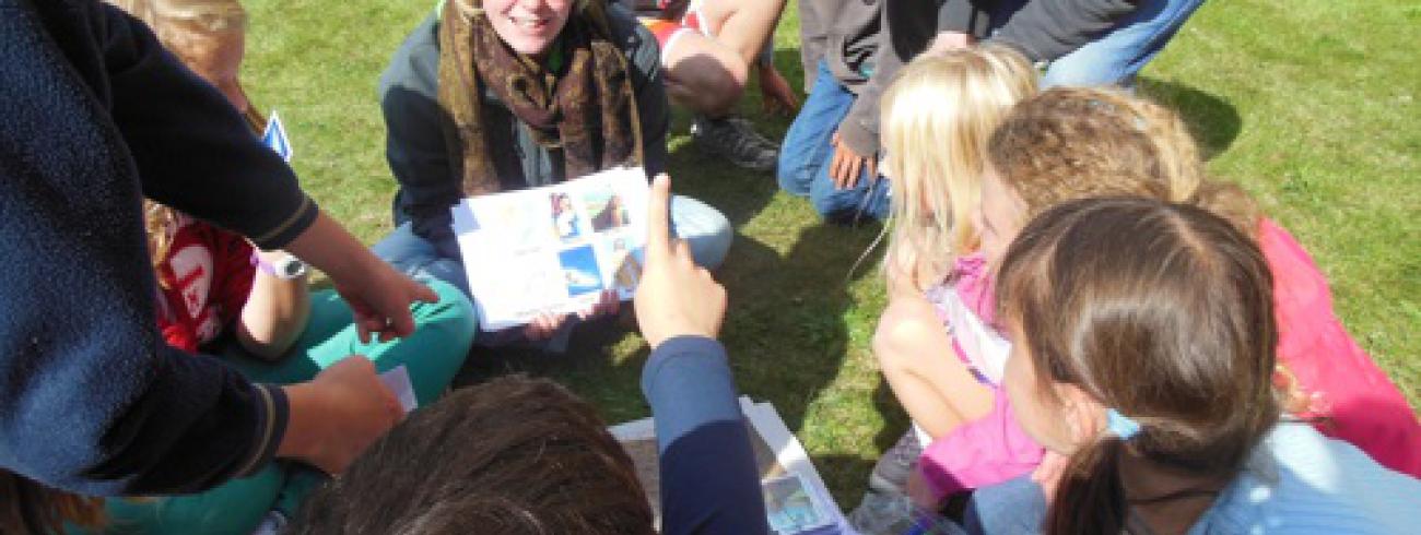 Vingers die vragen en wijzen, handen die verbinden. Jong en oud in een samenspel van leren en elkaar verrijken. Een goede tocht gewenst in het nieuwe werkjaar © Lieve Wouters