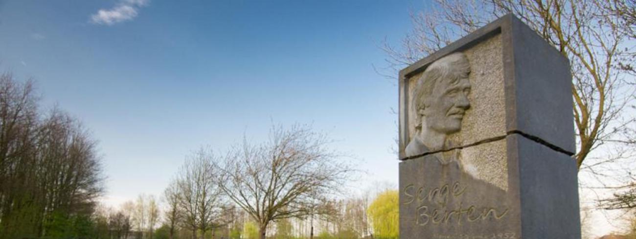 Standbeeld Serge Berten in het naar hem genoemde park in zijn geboortestad Menen. © Stad Menen