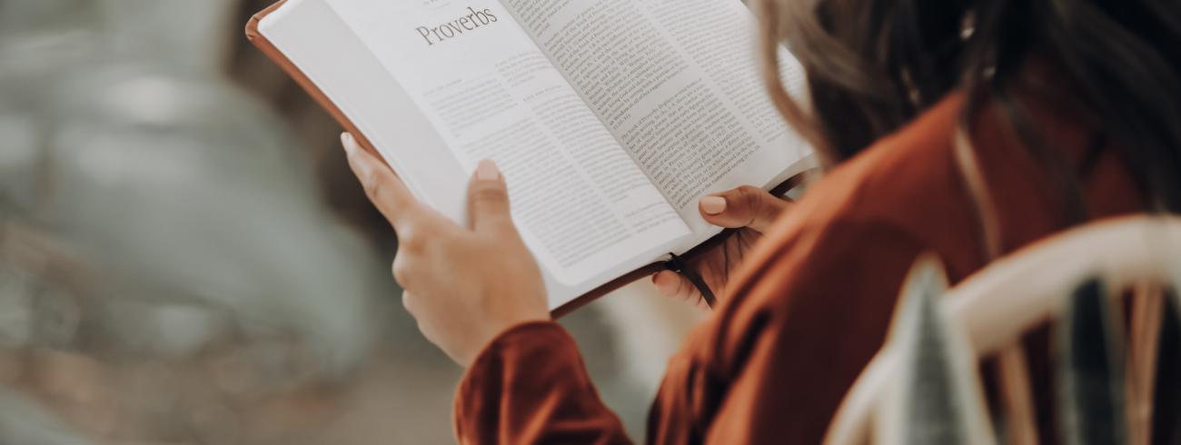 Kind leest Bijbel © Afbeelding van Joel Muniz via Unsplash