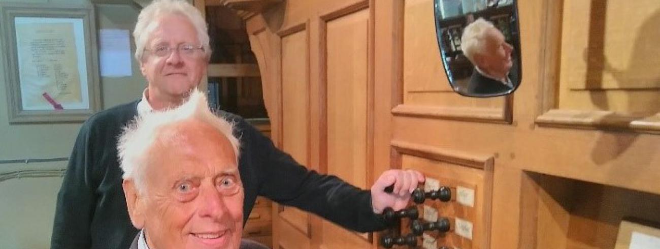 De maker van de orgelkast en de titularis van het orgel © R.L.
