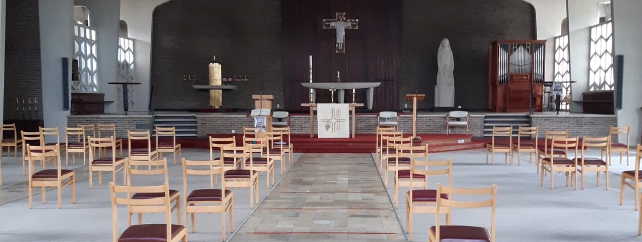 Pius X kerk in coronatijd © Ann Toye