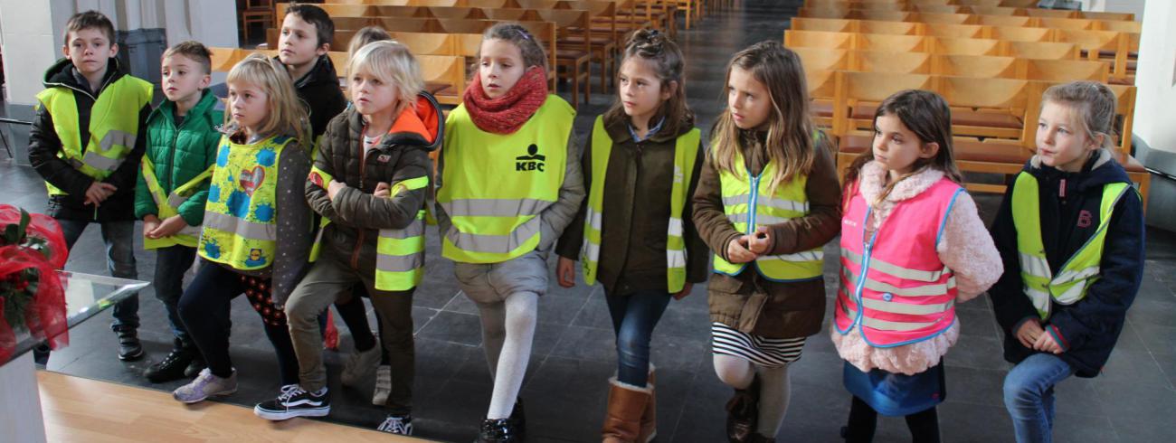 De eerste communicanten verkennen de kerk © RvH