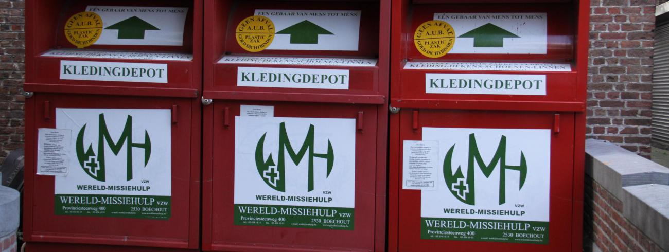 kledingbakken WMH aan de Jozef Wautersstraat © Mia Verbanck