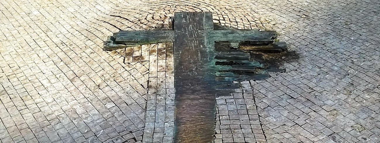 Herinneringsmonument in Praag. Mark Van de Voorde: 'In de uitwaaierende arm van het kruis zie ik een teken van hoop.' © Mark Van de Voorde