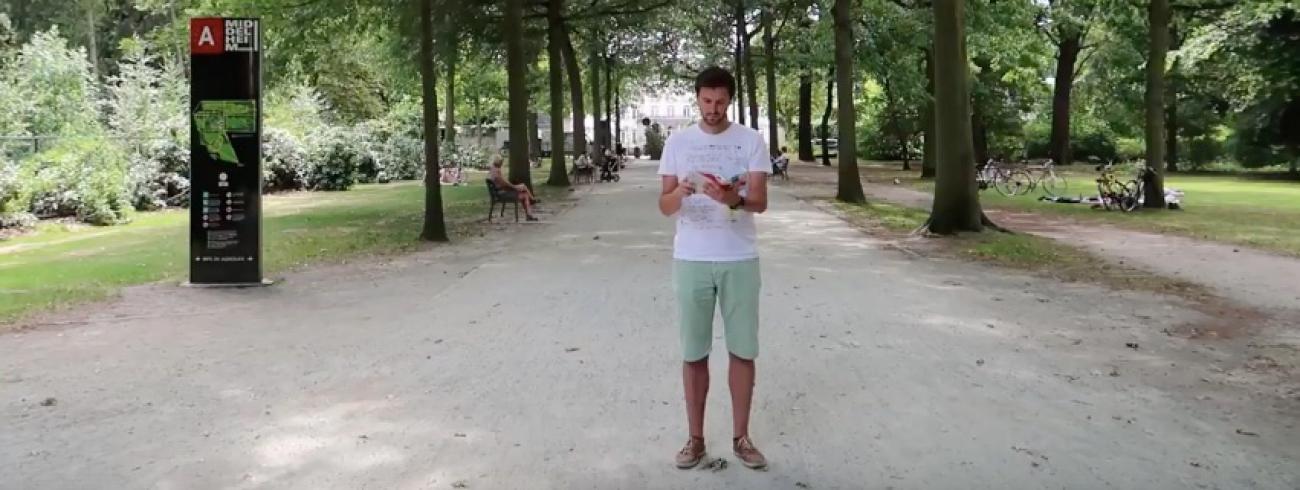 Laurens Van Geel leest zijn Bijbelfragment voor in het Middelheimpark in Antwerpen. 