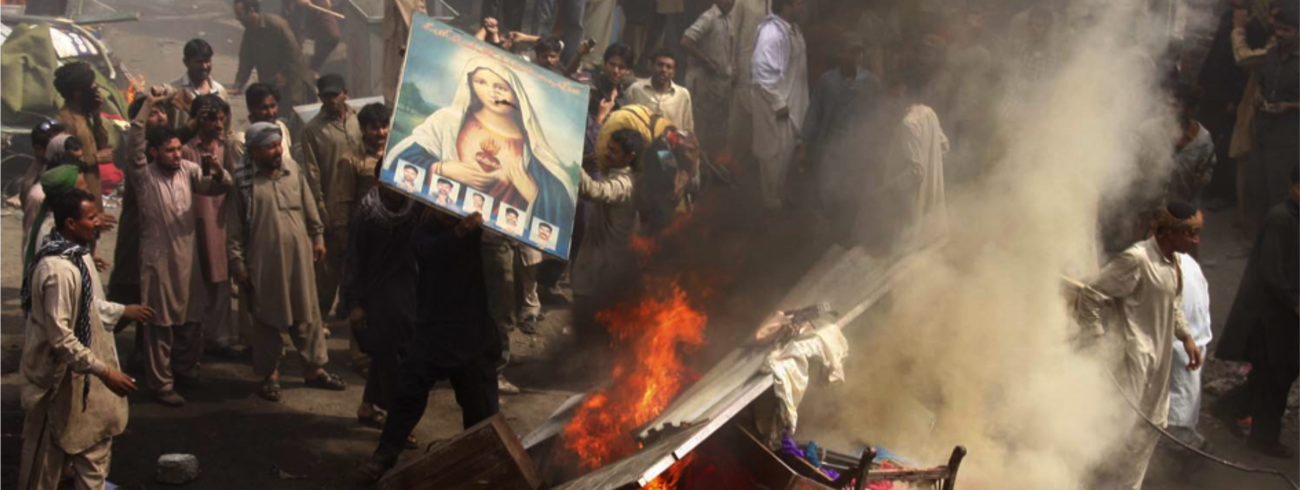 Een opgehitste menigte valt een christelijke wijk aan in Pakistan