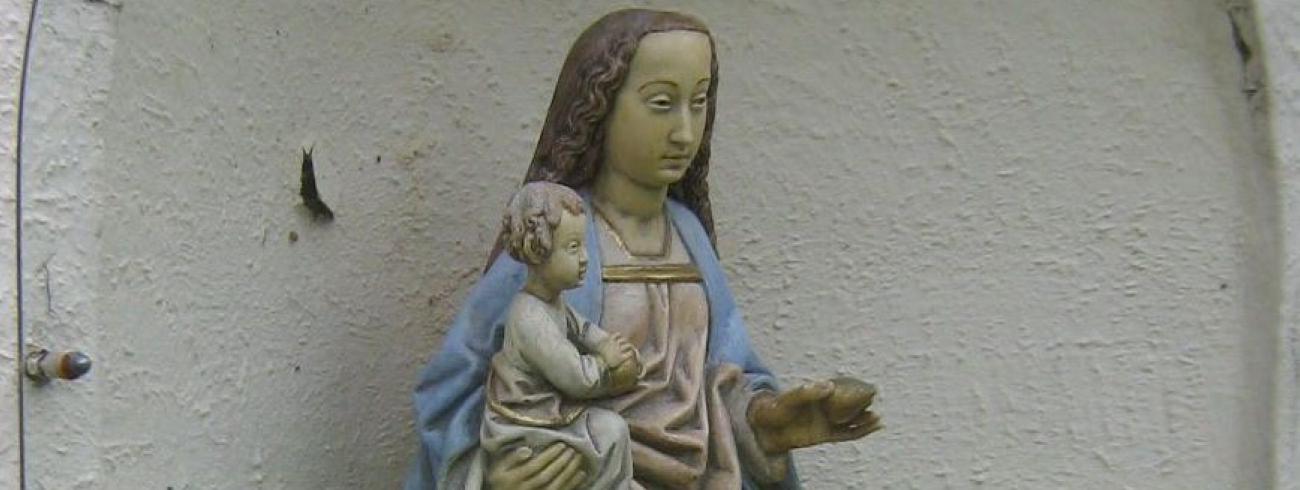 Maria, Moeder Gods, Moeder van Jezus en onze Moeder, behoed en bewaar ons in het nieuwe jaar! Kapelletje pastorietuin Dworp. © jh