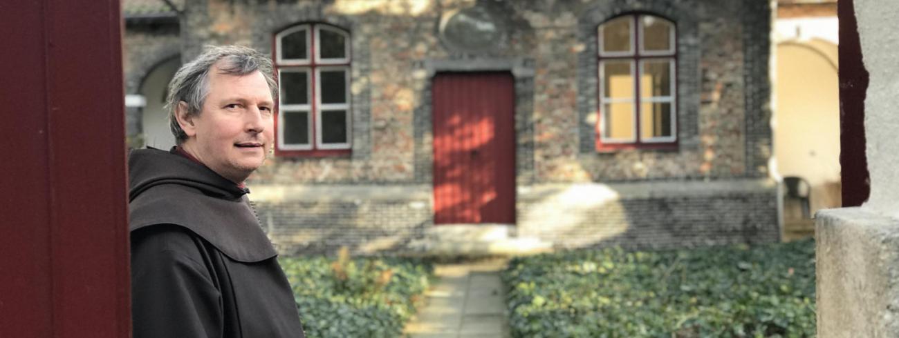 Martin Faingnaert toont de kluizenaarswoningen van de Karmel Brugge. © Lieve Wouters