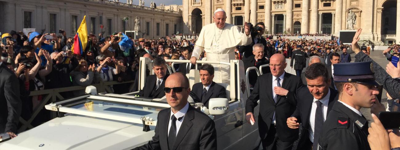 “Paus Franciscus is geen Romein. Hij studeerde niet in Rome en bekleedde nooit een post in de Curie. Hij komt letterlijk en figuurlijk  uit de Nieuwe Wereld. Sommigen uit het oude continent ervaren dat als een bedreiging.” © Pierre Verniers